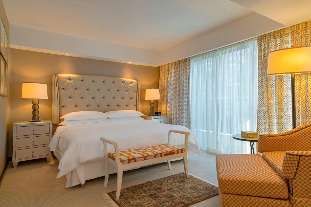 Suite Vicepresidencial con cama extragrande, balcón y acceso al salón Club
